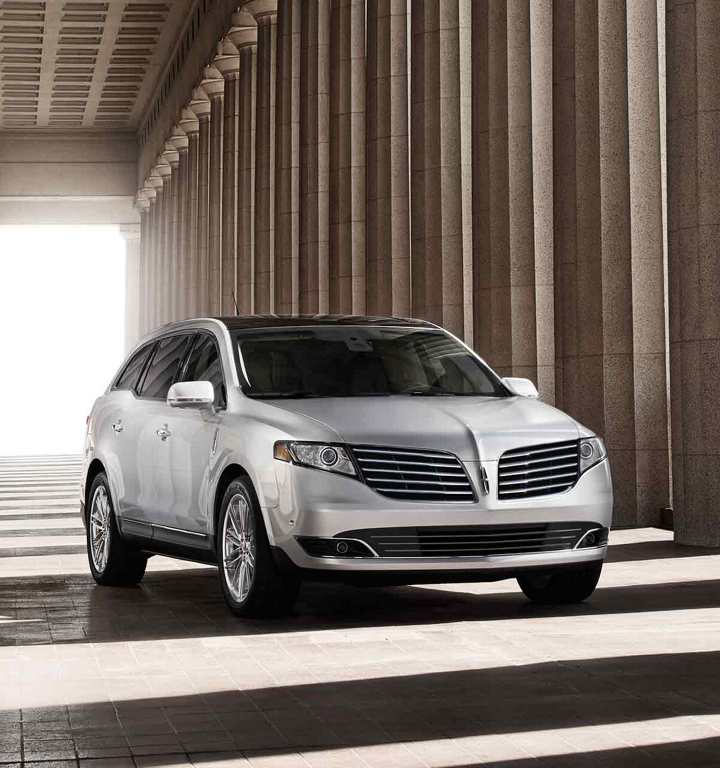 2018 Lincoln MKT Exterior Gallery Image