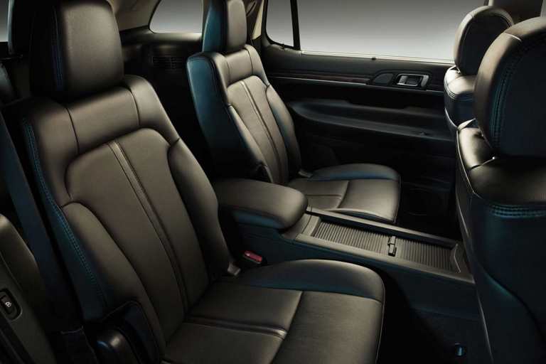 2018 Lincoln MKT SECOND-ROW AMENITIES