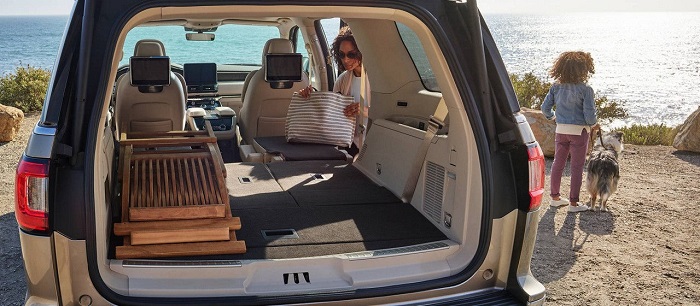 New 2018 Lincoln Navigator BEST-IN-CLASS CARGO ROOM New 2018 Lincoln Navigator BEST-IN-CLASS CARGO ROOM